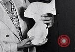 Standbild Lois Mailou Jones Malerin New York City USA, 1937, aus Sekunde 25 historischem Filmmaterial Videoclip 65675032309