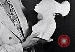 Standbild Lois Mailou Jones Malerin New York City USA, 1937, aus Sekunde 28 historischem Filmmaterial Videoclip 65675032309
