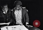 Standbild Kind Künstler und Gemälde New York City USA, 1937, aus Sekunde 40 historischem Filmmaterial Videoclip 65675032313