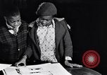 Standbild Kind Künstler und Gemälde New York City USA, 1937, aus Sekunde 41 historischem Filmmaterial Videoclip 65675032313