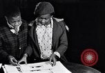 Standbild Kind Künstler und Gemälde New York City USA, 1937, aus Sekunde 42 historischem Filmmaterial Videoclip 65675032313