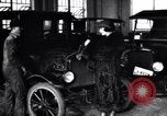 Immagine di Ford Modello T-Coupe Detroit Michigan USA, 1924, secondo 60 filmato di repertorio 65675032317