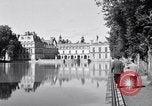 Standbild Napoleons Grab und das Schloss von Versailles Paris Frankreich, 1956, aus Sekunde 45 historischem Filmmaterial Videoclip 65675032321