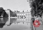Standbild Napoleons Grab und das Schloss von Versailles Paris Frankreich, 1956, aus Sekunde 46 historischem Filmmaterial Videoclip 65675032321