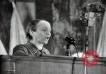 Immagine di Una donna sovietica si rivolge a un raduno elettorale La Russia, 1947, secondo 32 filmato di repertorio 65675032345