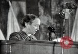 Immagine di Una donna sovietica si rivolge a un raduno elettorale La Russia, 1947, secondo 33 filmato di repertorio 65675032345
