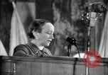 Immagine di Una donna sovietica si rivolge a un raduno elettorale La Russia, 1947, secondo 34 filmato di repertorio 65675032345