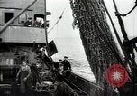 Standbild Studenten Proben Sea of Okhotsk, 1947, aus Sekunde 32 historischem Filmmaterial Videoclip 65675032348
