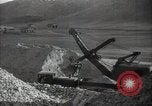 Standbild Bergbau von Phosphor Düngemittelherstellung Kasachstan, 1947, aus Sekunde 26 historischem Filmmaterial Videoclip 65675032353