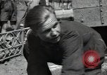 Standbild Bürger oben-Halten das Dorf Podolsk Russland, 1949, aus Sekunde 27 historischem Filmmaterial Videoclip 65675032370