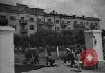Standbild Bürger oben-Halten das Dorf Podolsk Russland, 1949, aus Sekunde 29 historischem Filmmaterial Videoclip 65675032370