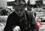 Standbild Bürger oben-Halten das Dorf Podolsk Russland, 1949, aus Sekunde 35 historischem Filmmaterial Videoclip 65675032370