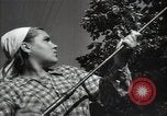 Standbild Bürger oben-Halten das Dorf Podolsk Russland, 1949, aus Sekunde 45 historischem Filmmaterial Videoclip 65675032370