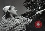 Standbild Bürger oben-Halten das Dorf Podolsk Russland, 1949, aus Sekunde 46 historischem Filmmaterial Videoclip 65675032370