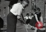 Standbild Bürger oben-Halten das Dorf Podolsk Russland, 1949, aus Sekunde 55 historischem Filmmaterial Videoclip 65675032370
