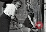 Standbild Bürger oben-Halten das Dorf Podolsk Russland, 1949, aus Sekunde 56 historischem Filmmaterial Videoclip 65675032370