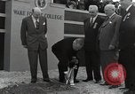 Standbild Harry S Truman an der Wake Forest College Spatenstich Winston-Salem North Carolina USA, 1951, aus Sekunde 26 historischem Filmmaterial Videoclip 65675032376
