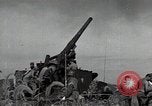 Standbild US 24 Infanterie Soldaten Feuern vom Tank United States USA, 1947, aus Sekunde 3 historischem Filmmaterial Videoclip 65675032380