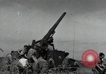 Standbild US 24 Infanterie Soldaten Feuern vom Tank United States USA, 1947, aus Sekunde 4 historischem Filmmaterial Videoclip 65675032380