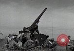 Standbild US 24 Infanterie Soldaten Feuern vom Tank United States USA, 1947, aus Sekunde 5 historischem Filmmaterial Videoclip 65675032380
