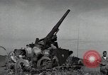 Standbild US 24 Infanterie Soldaten Feuern vom Tank United States USA, 1947, aus Sekunde 6 historischem Filmmaterial Videoclip 65675032380