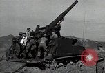 Standbild US 24 Infanterie Soldaten Feuern vom Tank United States USA, 1947, aus Sekunde 7 historischem Filmmaterial Videoclip 65675032380