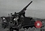 Standbild US 24 Infanterie Soldaten Feuern vom Tank United States USA, 1947, aus Sekunde 8 historischem Filmmaterial Videoclip 65675032380