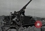 Standbild US 24 Infanterie Soldaten Feuern vom Tank United States USA, 1947, aus Sekunde 9 historischem Filmmaterial Videoclip 65675032380