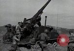 Standbild US 24 Infanterie Soldaten Feuern vom Tank United States USA, 1947, aus Sekunde 10 historischem Filmmaterial Videoclip 65675032380