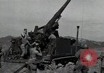 Standbild US 24 Infanterie Soldaten Feuern vom Tank United States USA, 1947, aus Sekunde 11 historischem Filmmaterial Videoclip 65675032380
