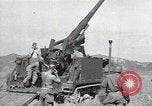 Standbild US 24 Infanterie Soldaten Feuern vom Tank United States USA, 1947, aus Sekunde 12 historischem Filmmaterial Videoclip 65675032380