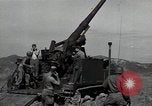 Standbild US 24 Infanterie Soldaten Feuern vom Tank United States USA, 1947, aus Sekunde 13 historischem Filmmaterial Videoclip 65675032380