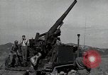 Standbild US 24 Infanterie Soldaten Feuern vom Tank United States USA, 1947, aus Sekunde 14 historischem Filmmaterial Videoclip 65675032380