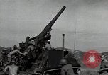 Standbild US 24 Infanterie Soldaten Feuern vom Tank United States USA, 1947, aus Sekunde 15 historischem Filmmaterial Videoclip 65675032380