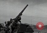 Standbild US 24 Infanterie Soldaten Feuern vom Tank United States USA, 1947, aus Sekunde 16 historischem Filmmaterial Videoclip 65675032380