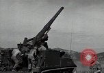 Standbild US 24 Infanterie Soldaten Feuern vom Tank United States USA, 1947, aus Sekunde 17 historischem Filmmaterial Videoclip 65675032380
