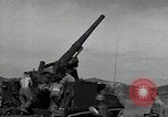 Standbild US 24 Infanterie Soldaten Feuern vom Tank United States USA, 1947, aus Sekunde 18 historischem Filmmaterial Videoclip 65675032380