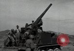 Standbild US 24 Infanterie Soldaten Feuern vom Tank United States USA, 1947, aus Sekunde 19 historischem Filmmaterial Videoclip 65675032380