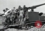Standbild US 24 Infanterie Soldaten Feuern vom Tank United States USA, 1947, aus Sekunde 20 historischem Filmmaterial Videoclip 65675032380