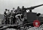 Standbild US 24 Infanterie Soldaten Feuern vom Tank United States USA, 1947, aus Sekunde 21 historischem Filmmaterial Videoclip 65675032380