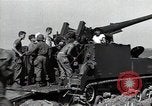 Standbild US 24 Infanterie Soldaten Feuern vom Tank United States USA, 1947, aus Sekunde 22 historischem Filmmaterial Videoclip 65675032380