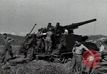 Standbild US 24 Infanterie Soldaten Feuern vom Tank United States USA, 1947, aus Sekunde 23 historischem Filmmaterial Videoclip 65675032380
