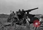 Standbild US 24 Infanterie Soldaten Feuern vom Tank United States USA, 1947, aus Sekunde 24 historischem Filmmaterial Videoclip 65675032380