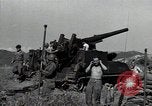 Standbild US 24 Infanterie Soldaten Feuern vom Tank United States USA, 1947, aus Sekunde 25 historischem Filmmaterial Videoclip 65675032380