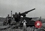 Standbild US 24 Infanterie Soldaten Feuern vom Tank United States USA, 1947, aus Sekunde 26 historischem Filmmaterial Videoclip 65675032380