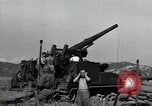 Standbild US 24 Infanterie Soldaten Feuern vom Tank United States USA, 1947, aus Sekunde 28 historischem Filmmaterial Videoclip 65675032380