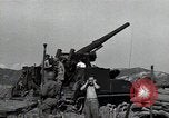 Standbild US 24 Infanterie Soldaten Feuern vom Tank United States USA, 1947, aus Sekunde 29 historischem Filmmaterial Videoclip 65675032380