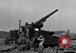 Standbild US 24 Infanterie Soldaten Feuern vom Tank United States USA, 1947, aus Sekunde 30 historischem Filmmaterial Videoclip 65675032380