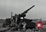 Standbild US 24 Infanterie Soldaten Feuern vom Tank United States USA, 1947, aus Sekunde 31 historischem Filmmaterial Videoclip 65675032380