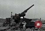 Standbild US 24 Infanterie Soldaten Feuern vom Tank United States USA, 1947, aus Sekunde 32 historischem Filmmaterial Videoclip 65675032380